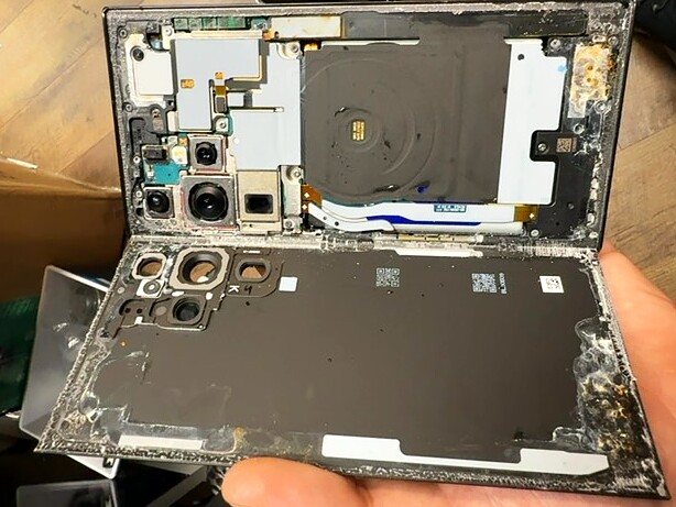 Samsung Galaxy S23 Ultra damaged display before service