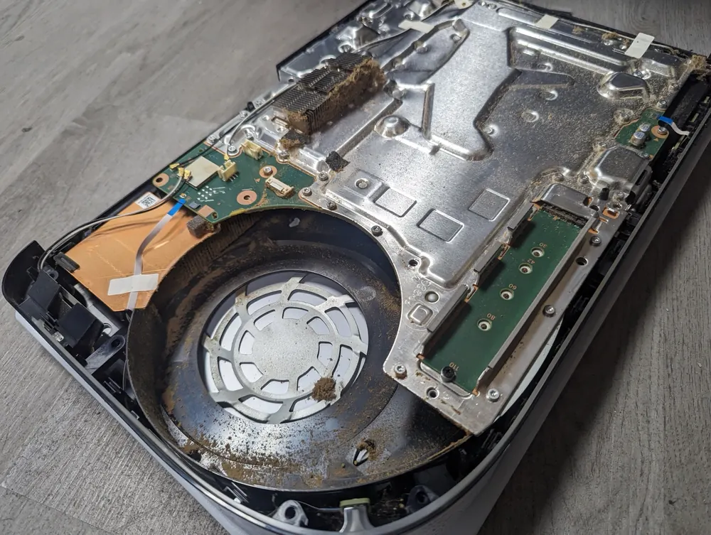 PS5 overheating: dust through the fan and heatsink