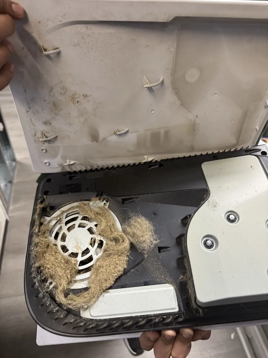 PS5 overheating: dust and hair in the fan