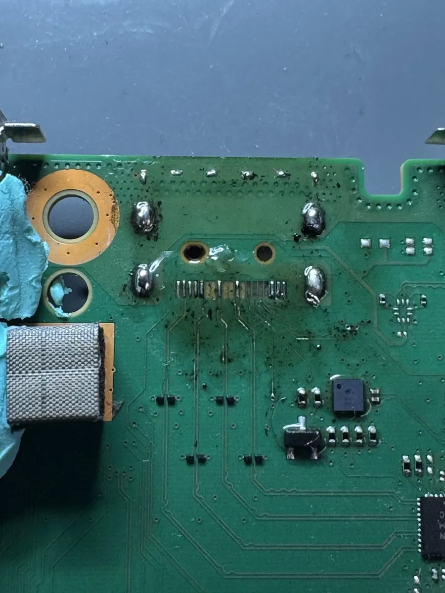 Xbox Series HDMI: torn contact traces